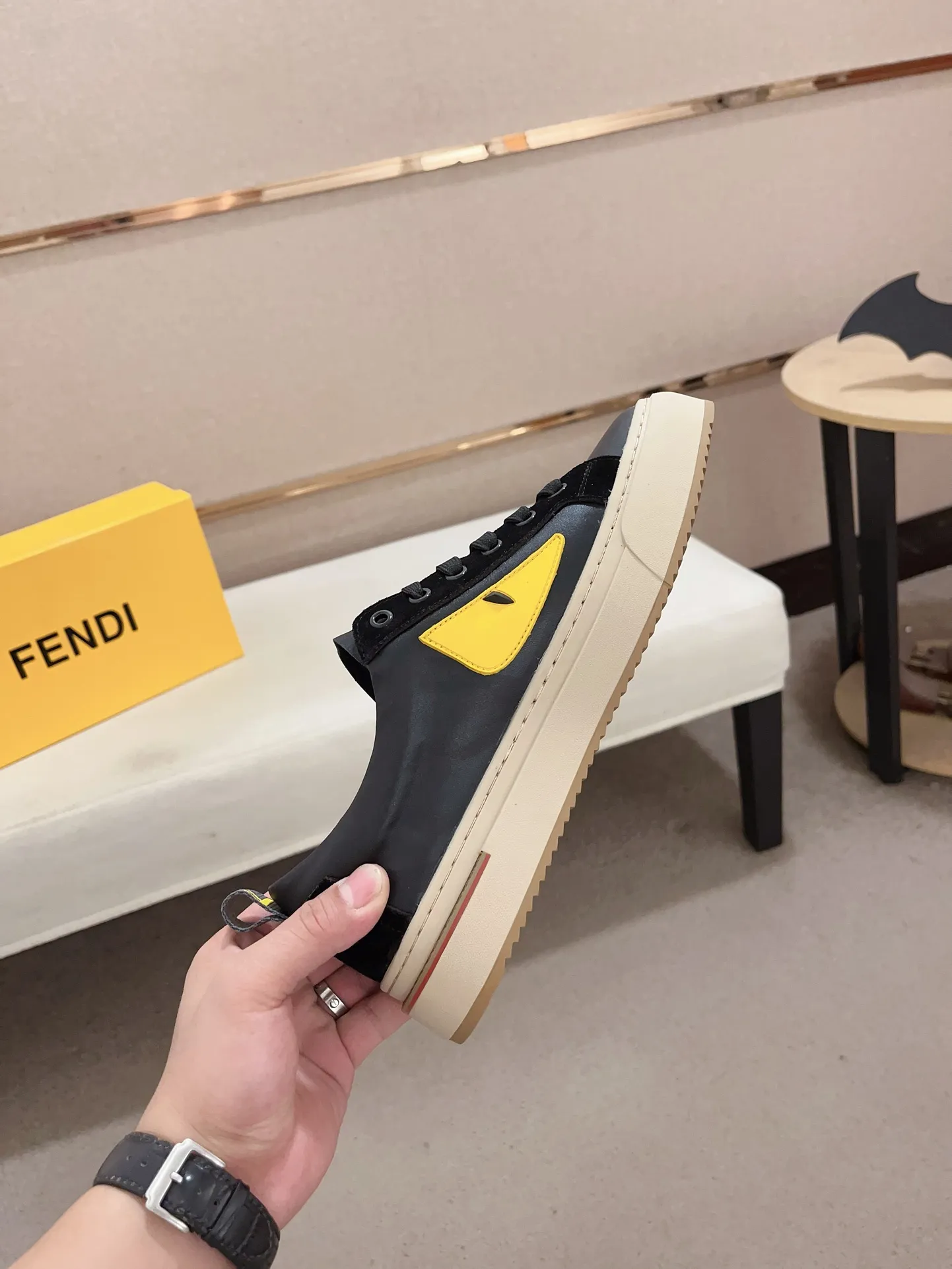 Men's shoes💰: 400💰[Fendi] Fendi's latest casual shoes for men! Available at counters simultaneously! A one-to-one replica of the original. All imported official website one-to-one cowhide fabric. The interior is made of top-grade sheepskin, and the original factory-supplied rubber outsole is used. Leading new fashion concepts. Matching code: 38-44. (can be customized for 45 non-refundable)
